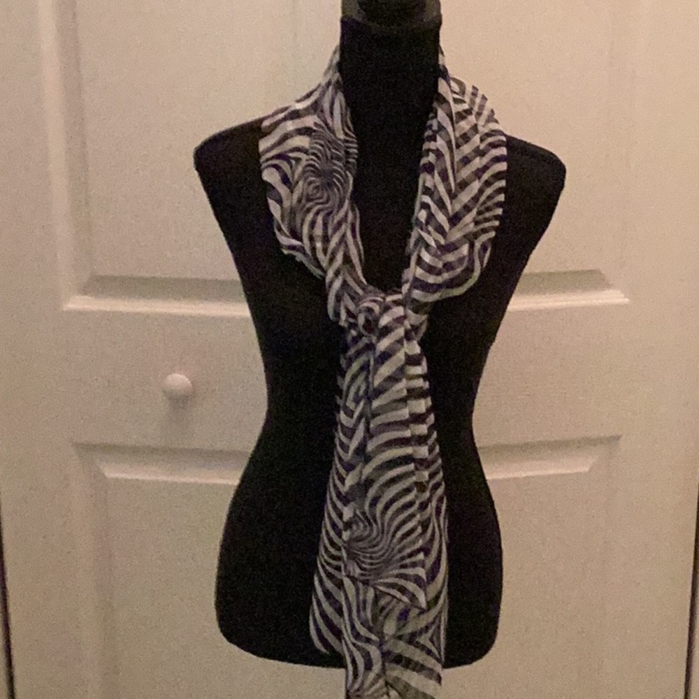 🖤NWOT Classic Fun Scarf Makes Perfect Addition To Your Closet 🖤
